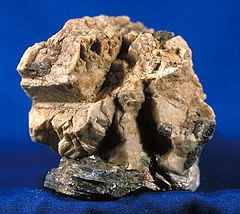 Corundum là một dạng kết tinh của nhôm oxitt